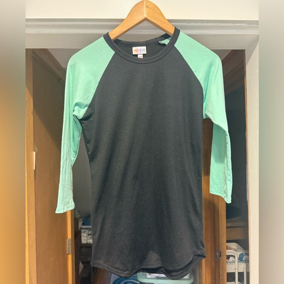 Cute LulaRoe Raglan top - Picture 2 of 6